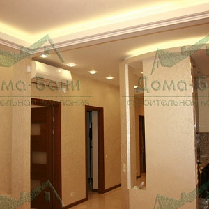 Двухуровневый потолок создаёт городской уют